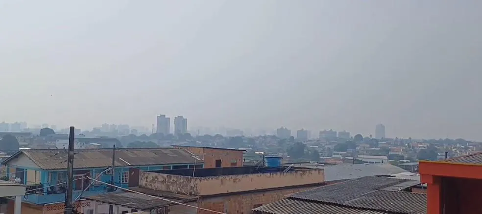 Manaus amanhece novamente encoberta por fumaça e qualidade do ar atinge níveis preocupantes