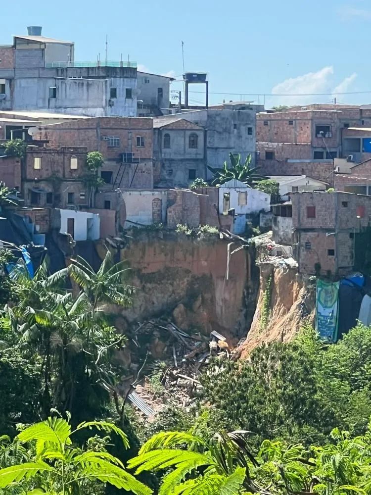 Erosão no bairro Mauazinho deixa famílias em situação de risco