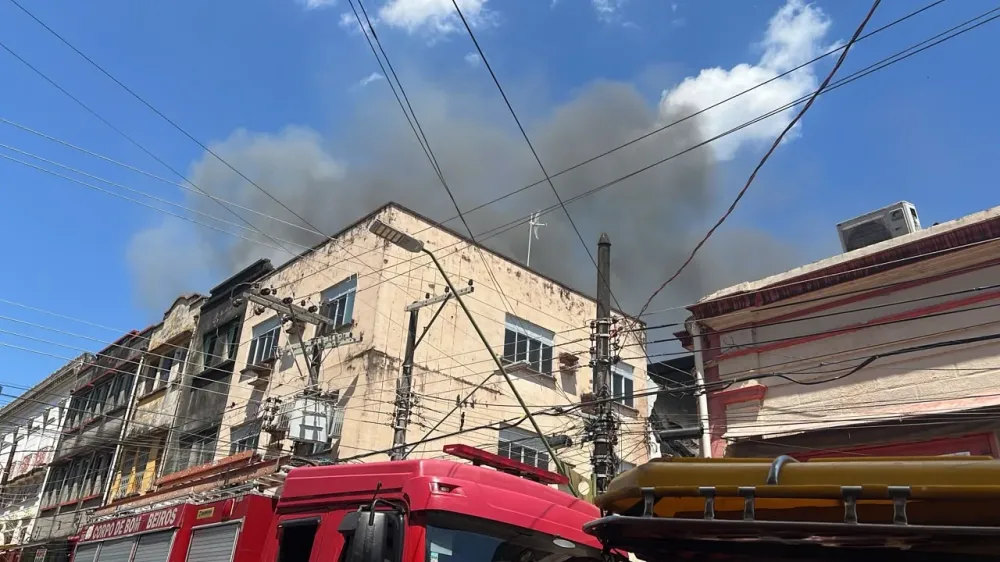 Incêndio destrói comércio no Centro de Manaus.