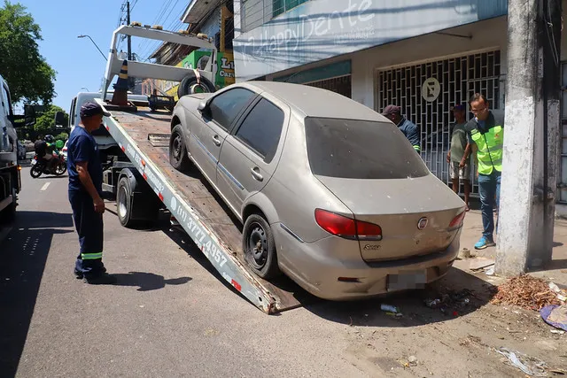 Operação ‘Sucata’ retira 145 veículos abandonados das ruas de Manaus